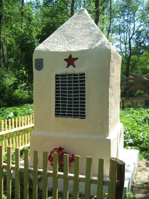 д. Рясно Дрибинского р-на. Памятник, установленный на братской могиле, в которой похоронено более 800 советских военнопленных.
