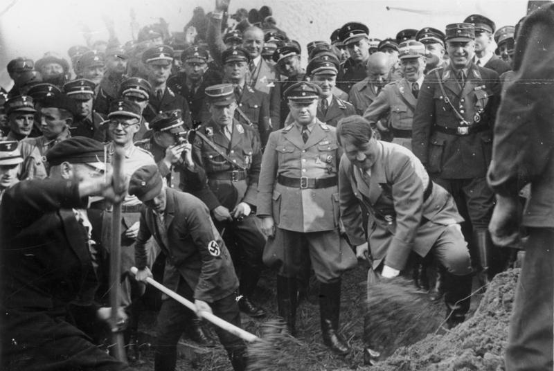 Адольф Хюнлайн и Адольф Гитлер на закладке автобана. Франкфурт. 1933 г.