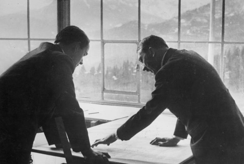 Альберт Шпеер и Адольф Гитлер. 1938 г.
