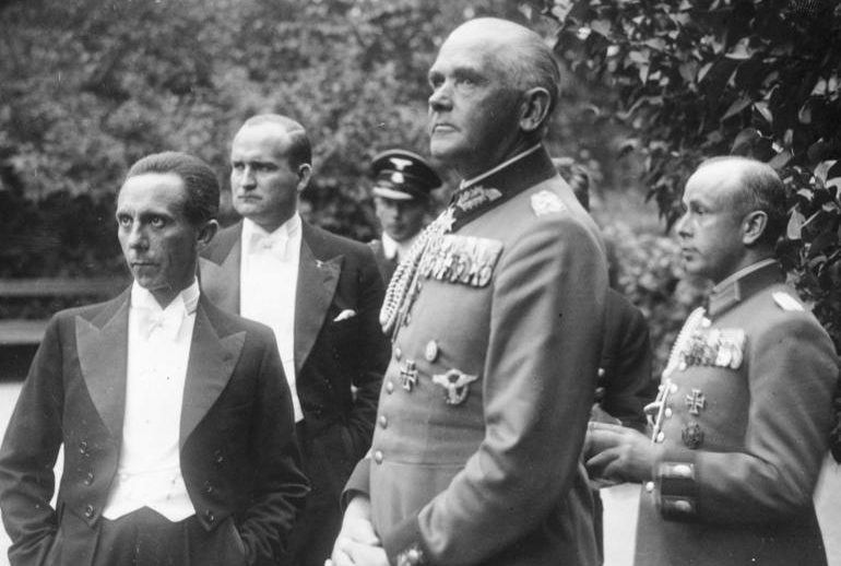 Вернер Бломберг и Йозеф Геббельс. 1937 г.