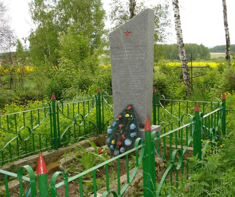 д. Крутая Мстиславского р-на. Памятник установлен в 1998 году на братской могиле, в которой похоронено 12 советских воинов, в т.ч. 3 неизвестных, погибших в годы войны. 