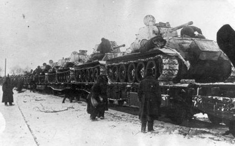 Отправка танков Т-34, выпущенных на заводе «Красное Сормово», на фронт. 1941 г.