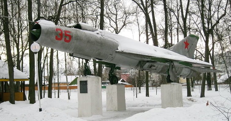 г. Климовичи. Памятник-самолет Су-9 установлен в декабре 1981 года в городском парке, как памятник землякам, Героям Советского Союза - участникам Великой Отечественной войны.