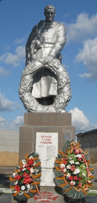 г. Кричев. Памятник установлен в 1960 году по улице Пугачева возле железнодорожной станция Кричев на братской могиле 58 воинов и мирных жителей, погибших во время налета фашистской авиации на железнодорожную станцию 5 мая 1944 года.