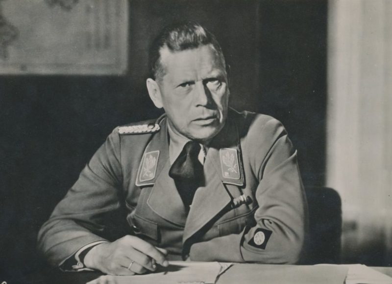 Адольф Хюнлайн в рабочем кабинете. 1935 г.