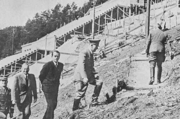 Адольф Шпеер и Адольф Гитлер инспектируют строительство стадиона в Нюрнберге. 1938 г.