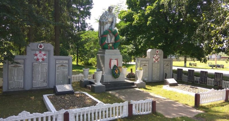 д. Лопатичи Славгородского р-на. Памятник, установленный на братской могиле, воинов, погибших в годы войны.