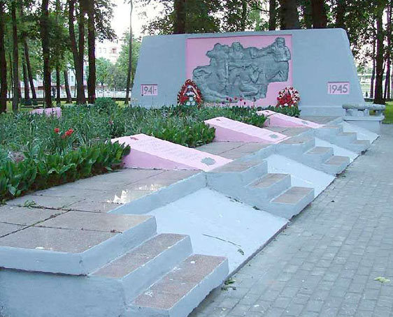 г. Чаусы. Братская могила в центральном парке города, в которой захоронено 25 воинов.