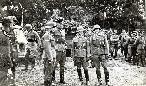 Гельмут Вейдлинг с награжденными солдатами. 1943 г.