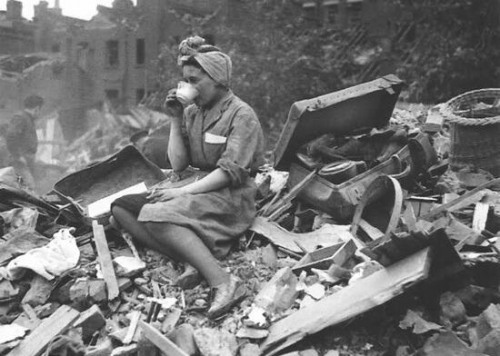 Чай на руинах своего дома. 1940 г.
