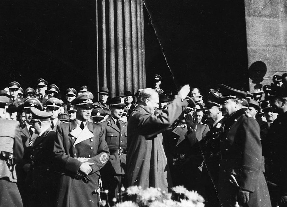Йозеф Тербовен и Квислинг Видкун в день благодарения. Осло. 1941 г.