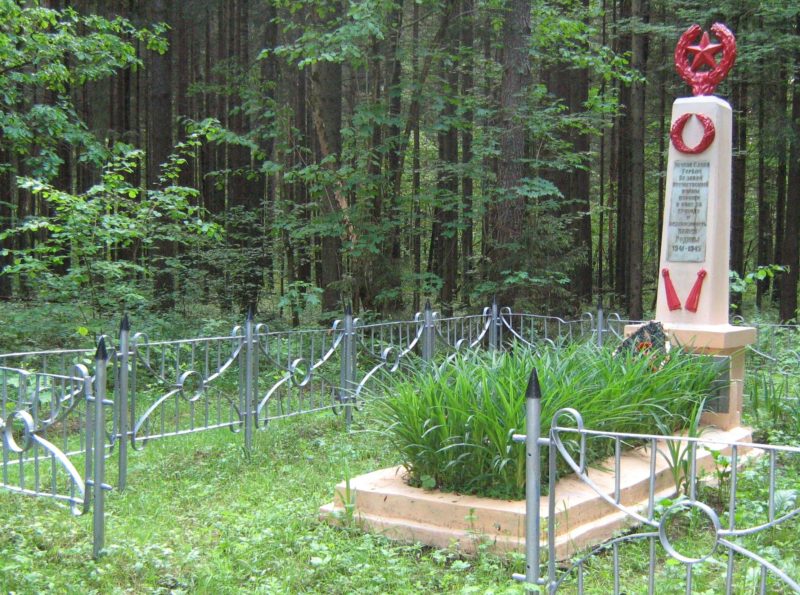 д. Темный Лес Дрибинского р-на. Памятник, установленный на братской могиле, в которой похоронено 35 советских воинов.