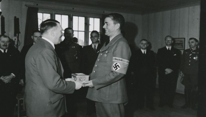 Альберт Шпеер принимает поздравления Адольфа Гитлера. 1938 г.