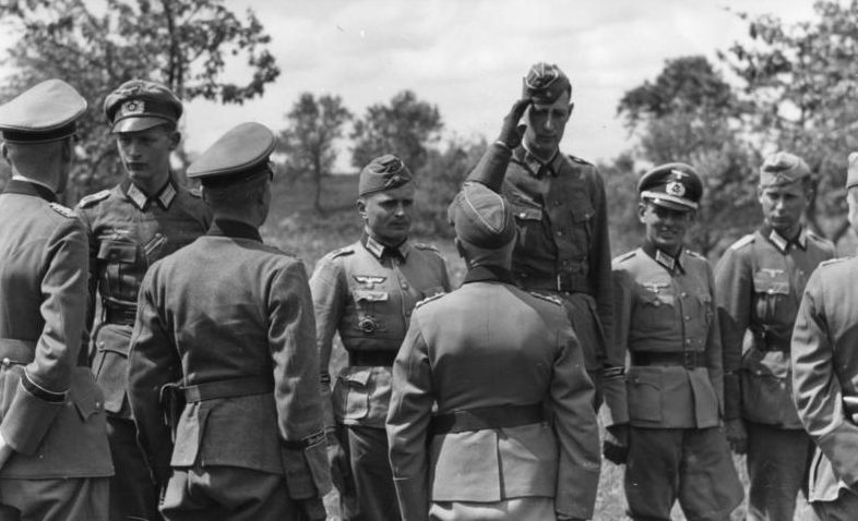 Герман Гот и Вальтер Хёрнляйн с офицерами на Восточном фронте. 1943 г.