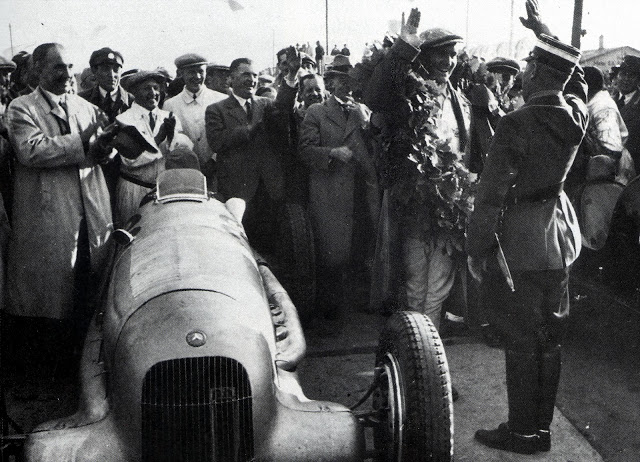 Адольф Хюнлайн награждаеи победителей в автспорте. Берлин. 1939 г. 