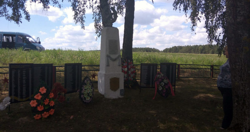 д. Любаны Славгородского р-на. Памятник, установленный на братской могиле, воинов, погибших в годы войны.