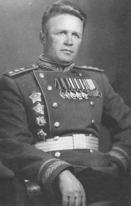 Командующий авиацией дальнего действия генерал-полковник А. Е. Голованов.