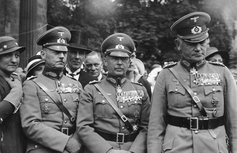 Вальтер Браухич, Герд фон Рунштедт и Вернер фон Фрич на военном параде. 1934 г.