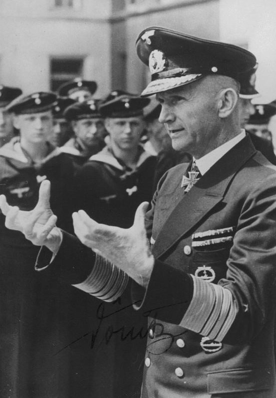 Карл Денниц среди моряков. 1944 г.