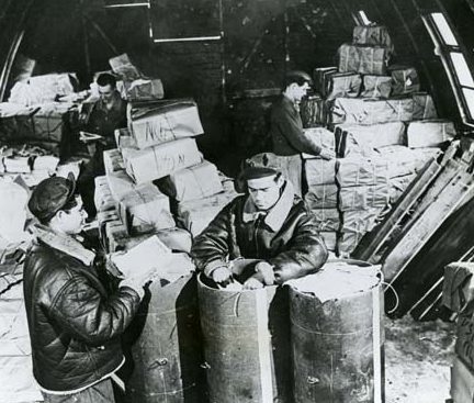 Укладка листовок в контейнеры. 1944 г.