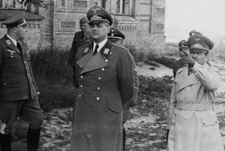 Эрих Кох и Альфред Розенберг в Киеве. 1942 г.