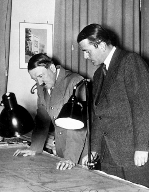 Альберт Шпеер и Адольф Гитлер рассматривают проекты. 1939 г.