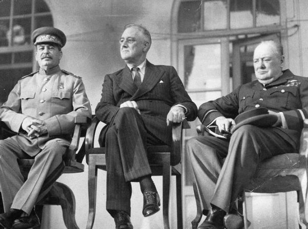 Сталин, Рузвельт и Черчилль на Тегеранской конференции.