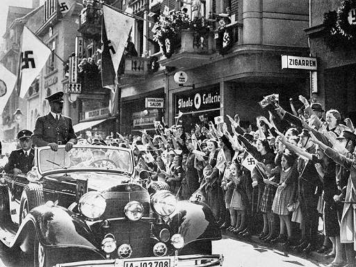 Жители Вены приветствуют Адольфа Гитлера. 15 марта 1938 г.