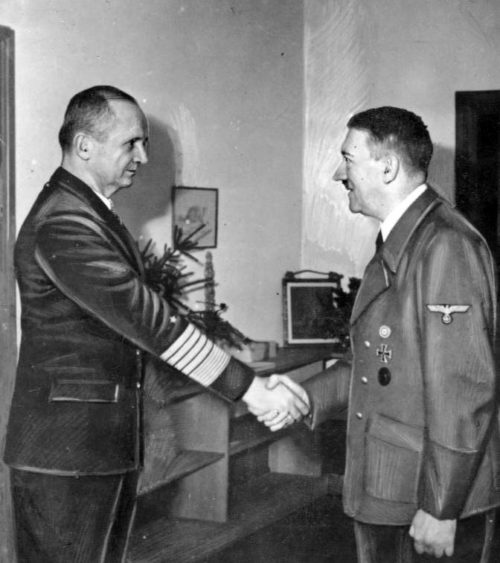 Карл Денниц и Адольф Гитлер. 1945 г.
