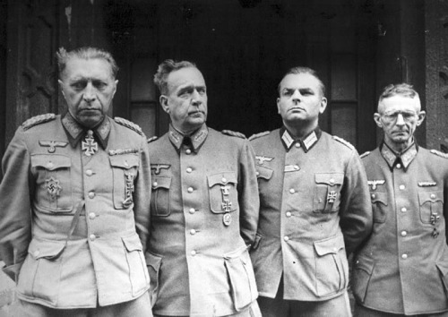 Гельмут Вейдлинг среди арестованных генералов. 1945 г.