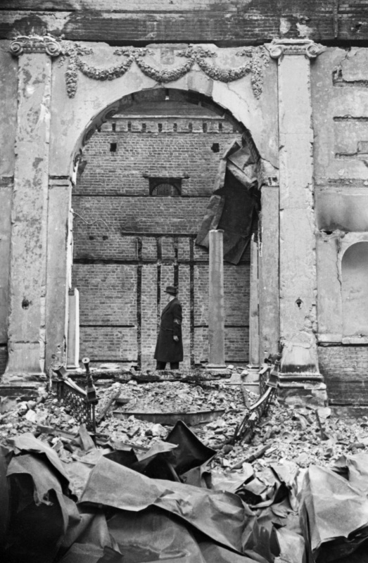 Раввин на руинах синагоги на площади Дюка. Май 1940 г. 