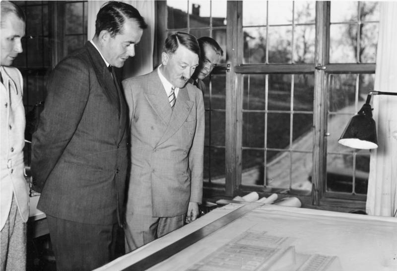 Альберт Шпеер и Адольф Гитлер рассматривают проекты. 1939 г.