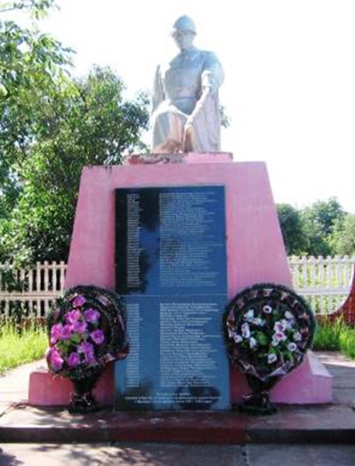 д. Бацевичи Кличевского р-на. Памятник, установленный в 1964 году на братской могиле, в которой похоронено 127 советских воинов и партизан, в т.ч. 63 неизвестных, погибших в годы войны.