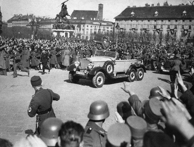 Жители Вены приветствуют Адольфа Гитлера. 15 марта 1938 г.