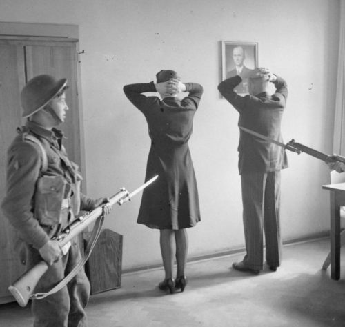 Арест Карла Деница и Альфреда Йодля. 1945 г.