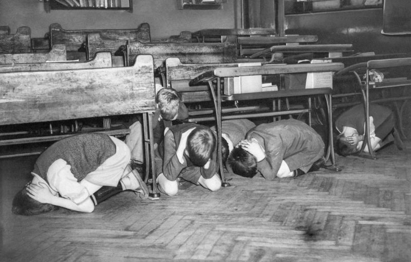 Лондонские школьники во время тренировки по воздушной тревоге. 20 июля 1940 г.