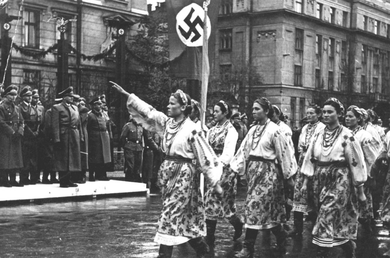 Ганс Франк принимает парад в Станиславе. 1941 г.