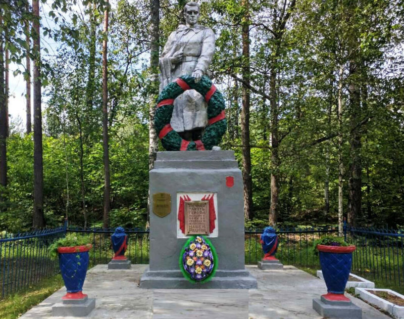 г. Славгород. Памятник в окрестностях города, установленный на братской могиле воинов, погибших в годы войны.