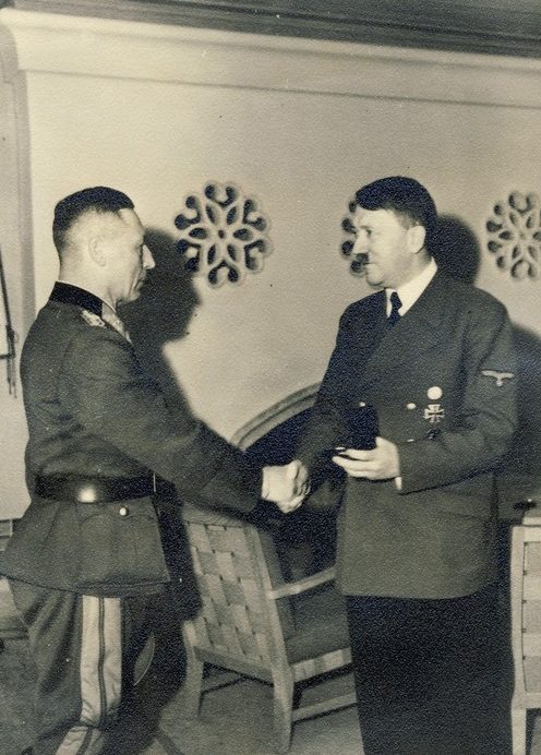 Карл Альмендингер получает награду из рук Адольфа Гитлера. 1941 г.