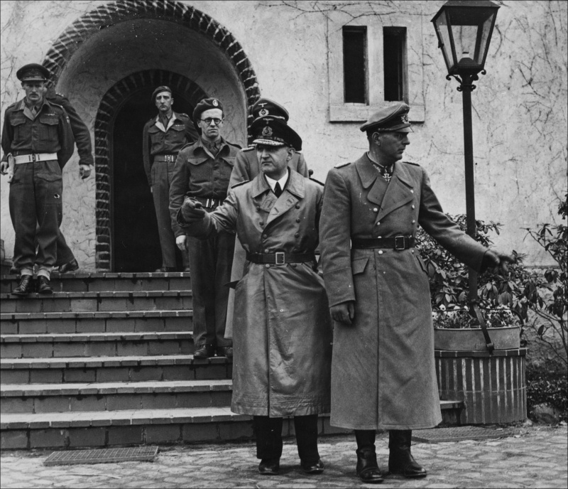 Карл Дёниц под арестом. Берлин.1945 г.