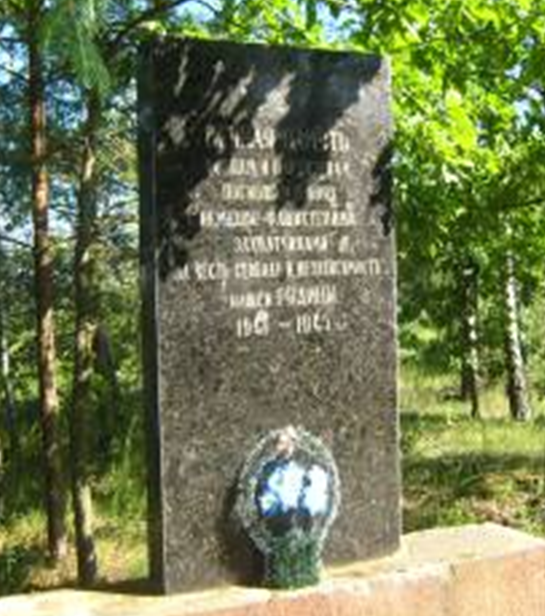 д. Великая Старина Кличевского р-на. Памятник, установленный в 1977 году на братской могиле, в которой похоронено 30 советских воинов, погибших в годы войны.