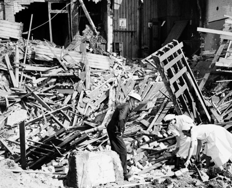 На руинах госпиталя. 25 июля 1940 г.