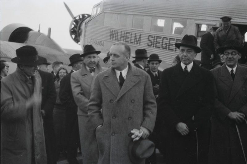 Иоахим Риббентроп на аэродроме. 1936 г.