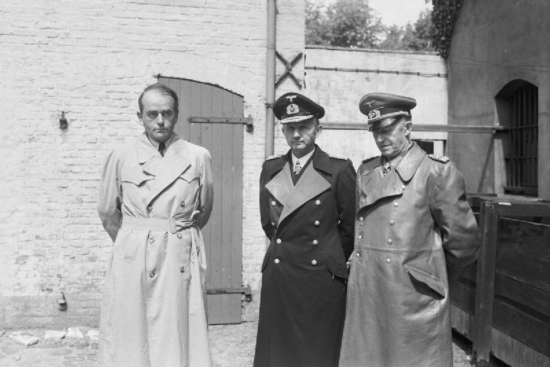 Карл Дениц, Альберт Шпеер и Альфред Йодль под арестом. 1945 г.