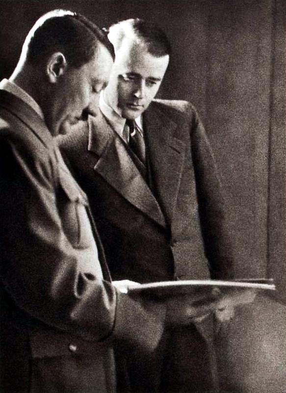 Альберт Шпеер и Адольф Гитлер. 1940 г.