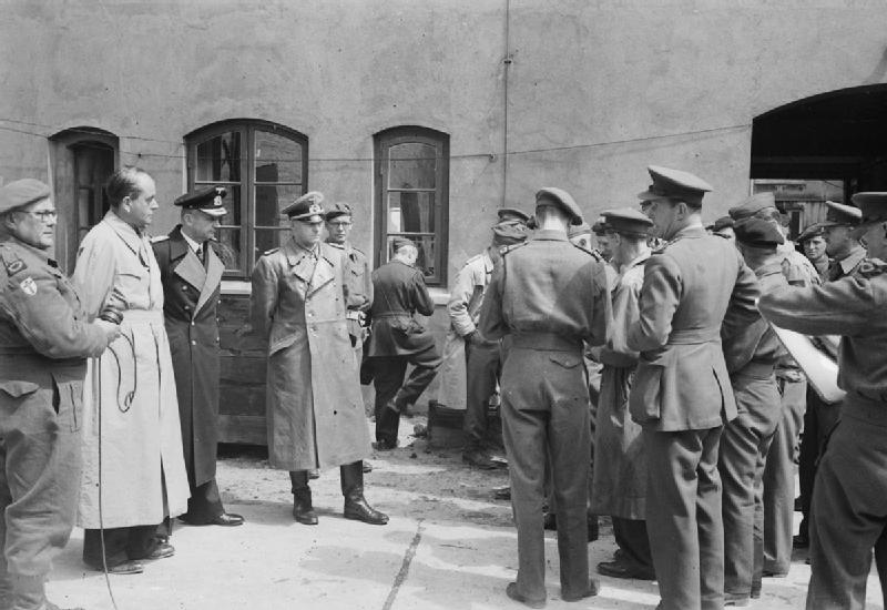 Карл Дениц, Альберт Шпеер и Альфред Йодль под арестом. 1945 г.