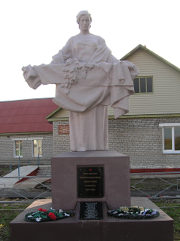 д. Веремеевка Кличевского р-на. Памятник, установлен на братской могиле, в которой похоронено 30 воинов и партизан 385-й стрелковой дивизии 2-го Белорусского фронта, в т.ч. 13 неизвестных. Памятник был реконструирован в 2009 году. 