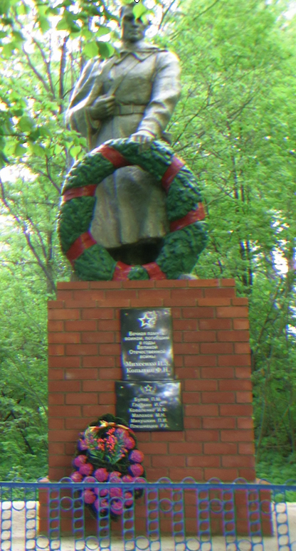 д. Веприн Чериковского р-на. Памятник, установленный на братской могиле, в которой похоронено 68 советских воинов, в т.ч. 60 неизвестных. 