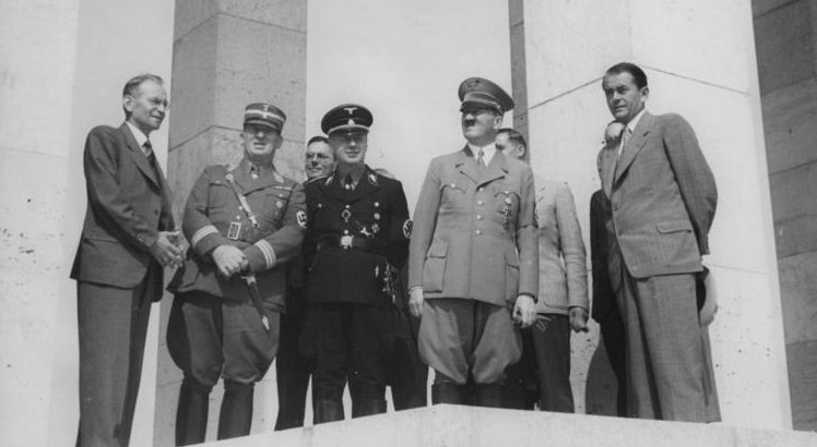 Иоахим Риббентроп и Адольф Гитлер. Мюнхен. 1937 г.