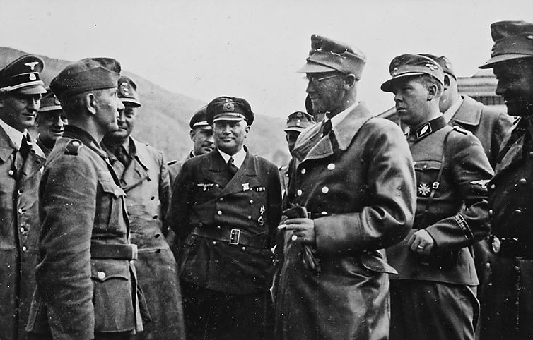 Йозеф Тербовен среди солдат. Хоннингсвог.1942 г.